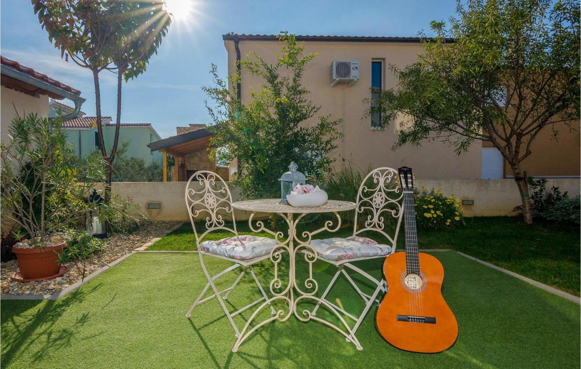 Nice Apartment In Vrsi-Mulo With Wifi Bagian luar foto