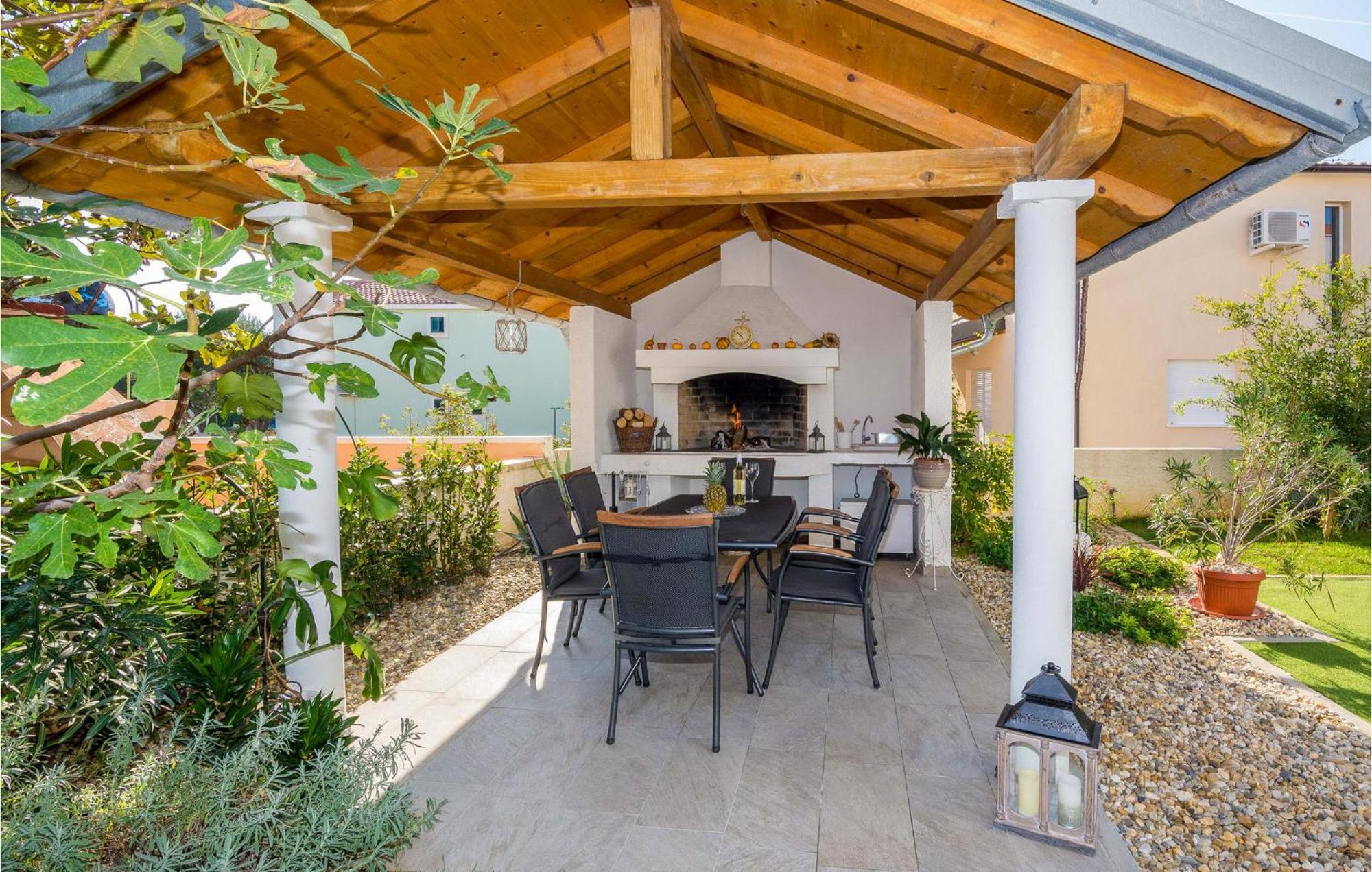 Nice Apartment In Vrsi-Mulo With Wifi Bagian luar foto